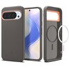 Szare etui na telefon z widocznym okrągłym wycięciem na aparat oraz pomarańczowym akcentem wokół obiektywu, obok znajduje się telefon z wyświetlaczem pokazującym abstrakcyjny wzór w odcieniach niebieskiego i beżu. Na etui widoczne jest logo producenta ora