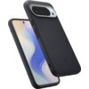 Czarne etui na telefon z widocznymi przyciskami bocznymi i wycięciem na aparat, obok telefonu z wyświetlaczem pokazującym abstrakcyjny wzór w jasnych kolorach. Na etui znajduje się logo producenta oraz napis "SPIGEN".