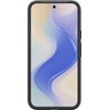 Przedstawione jest czarne etui na telefon z zaokrąglonymi krawędziami, w którym znajduje się urządzenie z wyświetlaczem pokazującym abstrakcyjny, falisty wzór w odcieniach niebieskiego i beżowego. Na ekranie widoczny jest centralnie umieszczony otwór na k