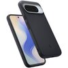 Czarne etui na telefon z widocznymi przyciskami bocznymi i wycięciem na aparat, na ekranie telefonu widoczny jest abstrakcyjny wzór w jasnych kolorach. Na etui znajduje się logo producenta oraz napis "SPIGEN".