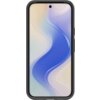 Na zdjęciu widoczny jest smartfon w czarnym, matowym etui z delikatnym wzorem na obudowie. Ekran urządzenia wyświetla abstrakcyjny, falisty wzór w odcieniach niebieskiego, fioletowego i kremowego.