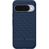 Ciemnoniebieskie etui na telefon z geometrycznym wzorem na tylnej części, posiada wycięcie na aparat oraz logo producenta umieszczone centralnie w dolnej części. W górnej części znajduje się prostokątne wycięcie na aparat z trzema obiektywami i lampą błys