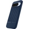 Ciemnoniebieskie etui na telefon z geometrycznym wzorem na tylnej części, posiada wycięcie na aparat oraz logo producenta. Na boku etui widoczny jest napis "SPIGEN".
