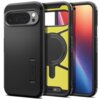 Czarne etui na telefon z widocznym logo "Spigen" oraz napisem "Modern Technology" na górze, z żółtym wnętrzem i okrągłym wycięciem na system MagSafe. Etui posiada wycięcia na aparat oraz przyciski boczne, a także wbudowaną podpórkę.