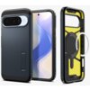 Szare etui SPIGEN Tough Armor Mag MagSafe do Google Pixel 10 / 10 Pro jest pokazane z przodu i z tyłu, z widocznym logo "SPIGEN" oraz napisem "TOUGH ARMOR" na bocznej krawędzi. Wnętrze etui ma żółte akcenty i okrągły wzór na środku.