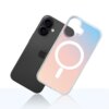 Na zdjęciu widoczne jest etui na telefon z gradientowym wzorem w kolorach różowym i niebieskim oraz białym okręgiem i linią, obok czarnego telefonu z logo w kształcie nadgryzionego jabłka.