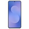 Przedstawiony jest smartfon z wyświetlaczem w odcieniach niebieskiego i fioletowego, z centralnie umieszczonym aparatem w górnej części ekranu. Urządzenie jest otoczone przezroczystym etui, które nie zasłania przycisków bocznych.