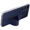 Ciemnoniebieskie etui na telefon z widocznym uchwytem stojącym, posiada trzy otwory na aparaty oraz logo "SAMSUNG" na powierzchni. Etui jest założone na telefon, którego krawędzie są srebrne.