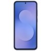 Przedstawione zdjęcie ukazuje smartfon w ciemnoniebieskim etui, z wyświetlaczem prezentującym gradient w odcieniach niebieskiego i fioletu oraz centralnie umieszczoną kamerą przednią. Na ekranie widoczny jest subtelny wzór w kształcie litery "S".