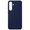 Ciemnoniebieskie etui silikonowe z wycięciem na aparat i logo "SAMSUNG" na dole. Produkt przeznaczony do modelu Galaxy S25 FE.