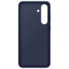 Ciemnoniebieskie etui silikonowe z wycięciami na aparat i przyciski, z napisem "Designed by Samsung Made in China" na dole. Produkt ma gładką powierzchnię i zaokrąglone krawędzie.