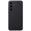 Czarne etui na telefon z trzema okrągłymi wycięciami na aparaty i jednym na lampę błyskową, z wytłoczonym napisem "SAMSUNG" na dole. Powierzchnia etui ma teksturę przypominającą skórę.