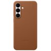 Brązowe etui na telefon z trzema okrągłymi wycięciami na aparaty i jednym na lampę błyskową, z wytłoczonym napisem "SAMSUNG" na dole. Powierzchnia etui ma teksturę przypominającą skórę.