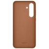 Brązowe etui na telefon z wycięciami na aparat i inne elementy, z napisem na dole: "Designed by Samsung Made in China".