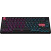 Czarna klawiatura mechaniczna z podświetleniem RGB, gdzie klawisze po lewej stronie świecą na różowo, a po prawej na niebiesko. Klawisz "ESC" oraz klawisz "Enter" są w kolorze czerwonym.