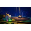 Na ilustracji z gry "SpongeBob SquarePants: Titans of the Tide Ghostly Edition Gra PS5" widać postać stojącą na drewnianym pokładzie, patrzącą na otwartą skrzynię skarbów, z której wydobywa się złote światło. W tle znajduje się ciemne, podwodne otoczenie 
