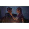Na zdjęciu widać dwie postacie z gry "Life Is Strange 2" na konsolę Nintendo Switch, stojące naprzeciw siebie w lesie, w nastrojowym oświetleniu. Jedna z postaci delikatnie dotyka twarzy drugiej, co sugeruje emocjonalną interakcję.