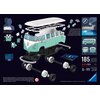 Na zdjęciu znajduje się ilustracja przedstawiająca model 3D Volkswagena T1 z puzzli, z widocznymi elementami do złożenia oraz informacjami o produkcie, takimi jak "185 PIECES" i "8-99 YEARS". W prawym dolnym rogu widnieje logo "Ravensburger".
