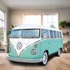 Zdjęcie przedstawia trójwymiarowe puzzle w kształcie turkusowego Volkswagena T1, ustawione na drewnianym stole w jasnym pomieszczeniu. Na przodzie pojazdu widoczne jest logo Volkswagena.