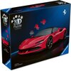 Na zdjęciu znajduje się pudełko z puzzlami 3D marki Ravensburger, przedstawiające czerwony samochód Ferrari SF90 Stradale. Na opakowaniu widoczne są unoszące się elementy puzzli oraz logo producenta.