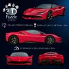 Na zdjęciu znajduje się czerwony model samochodu sportowego z puzzli 3D, z widocznymi elementami układanki na karoserii. Obok modelu znajdują się napisy: "3D Puzzle Iconics", "736 kW | 1000 CV | 986 bhp", "3.990 cm³ | 4.0 l | V8-Turbo + 3x", "0-100 km/h i