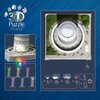 Na zdjęciu znajduje się opakowanie produktu "Puzzle 3D Iconics" z wizerunkiem Krzywej Wieży w Pizie, z widocznymi elementami LED oraz instrukcją zmiany kolorów światła. Na opakowaniu widnieje napis "TORRE PENDENTE DI PISA" oraz schematy dotyczące funkcji 