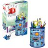 Na zdjęciu znajduje się opakowanie i gotowy produkt "Puzzle 3D RAVENSBURGER Disney Stitch Przybornik 11642 (57 elementów)". Opakowanie przedstawia kolorowy przybornik z motywem postaci Stitch z filmu Disney, z napisem "ALOHA" oraz różnymi akcesoriami biur