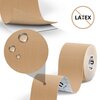 Beżowa taśma kinezjologiczna o wymiarach 5 x 500 cm, zbliżenie na teksturę materiału z kroplami wody, obok symbol przekreślonego napisu "LATEX". Na wewnętrznej stronie taśmy widoczny jest napis "DRTAPE".