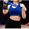 Na zdjęciu widoczna jest osoba trzymająca niebieską gumę do ćwiczeń z napisem "DrFit" oraz czarny woreczek z tym samym logo. Na gumie znajduje się oznaczenie "light" oraz cztery białe kropki.