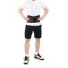 Mężczyzna w białej koszulce i czarnych szortach nosi czarny pas stabilizujący z widocznym napisem "DRFIT" na środku. Na nogach ma białe skarpetki i sportowe buty z czarnymi i pomarańczowymi elementami.