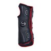 Czarny stabilizator z czerwonymi akcentami, posiadający perforowaną powierzchnię oraz mechanizm regulacji w postaci pokrętła z białymi oznaczeniami. Produkt ma również widoczne metalowe elementy i sznurowanie.