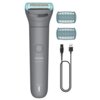 Na zdjęciu znajduje się szary trymer z widocznym przyciskiem zasilania, logo "PHILIPS" oraz napisem "Body Groomer Wet & Dry". Obok trymera znajdują się dwa wymienne grzebienie oraz kabel USB do ładowania.