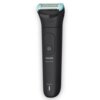 Czarny trymer z niebieskimi akcentami na górze, z widocznym przyciskiem zasilania na środku. Na obudowie znajduje się napis "PHILIPS Body Groomer" oraz "Wet & Dry".