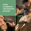 Na zdjęciu widoczny jest trymer używany do przycinania zarostu i włosów na ciele, z tekstem "Jedno urządzenie, niezrównana precyzja" na zielonym tle. Trymer jest prezentowany w trzech różnych ujęciach, pokazujących jego zastosowanie na twarzy i klatce pie