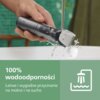 Na zdjęciu widać trymer trzymany pod strumieniem wody, co ilustruje jego wodoodporność. Na zielonym tle znajduje się tekst: "100% wodoodporności. Łatwe i wygodne przycinanie na mokro i na sucho" oraz ikona prysznica.