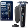 Na zdjęciu znajduje się golarka z serii 7000 marki Philips, obok której widoczne jest opakowanie z napisem "Close shave, advanced skin protection" oraz "SkinIQ technology". Golarka ma ciemny kolor, wyświetlacz z ikonami oraz przycisk zasilania, a w zestaw