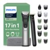 Zestaw trymera PHILIPS Multigroom Seria 9000 MG9535/15 obejmuje dwa urządzenia, różne nasadki oraz szarą kosmetyczkę, a w tle widoczny jest zielony karton z napisem "PHILIPS All-in-One Trimmer 9000 Series 17 in 1 All-in-One trimmer". Na zdjęciu znajdują s