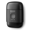 Czarna golarka z logo "PHILIPS" na górze, posiada centralnie umieszczony przycisk zasilania oraz trzy diody LED poniżej. Obudowa ma teksturowaną powierzchnię z ukośnymi liniami.