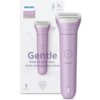 Fioletowa golarka z przyciskiem zasilania na obudowie, obok opakowania z napisem "PHILIPS Lady Shaver 6000" oraz grafikami nóg i pach. Na opakowaniu widnieje tekst: "Gentle Kind to your skin, even on sensitive areas" oraz "1 accessory Trimming comb".