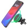 Na zdjęciu widoczny jest czarny uchwyt samochodowy z funkcją ładowania bezprzewodowego, na którym zamocowany jest smartfon z wyświetlonym czasem 9:40 i napisem "Charging". Uchwyt emituje zieloną poświatę, a na jego powierzchni znajduje się logo "FIXED".