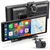 Na zdjęciu widoczny jest czarny tablet z dużym ekranem, na którym wyświetlane są ikony aplikacji takich jak Phone, Music, Maps, Messages, Now Playing, Setting, Podcasts i News oraz mapa z trasą. Obok tabletu znajduje się mała kamera, a na obudowie tabletu