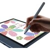 Na zdjęciu widoczny jest czytnik e-booków z kolorowym rysunkiem kwiatów na ekranie oraz tekstem "You are my sunshine". Obok ekranu znajduje się ręka trzymająca rysik, dotykający powierzchni urządzenia.