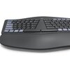 Czarna klawiatura ergonomiczna z wyraźnie podzielonymi sekcjami klawiszy, posiada klawisze funkcyjne oznaczone od F1 do F12 oraz klawisze takie jak "Ctrl", "Fn", "Start Option", "Alt Cmd", "Caps Lock". Na górze klawiatury widoczne jest logo "hama".