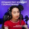 Na zdjęciu widoczna jest osoba nosząca czarne, bezprzewodowe słuchawki nauszne, na tle fioletowego oświetlenia i roślin. Na zdjęciu znajduje się tekst: "DYNAMICZNY KOMFORT I DOPASOWANIE" oraz "NAUSZNIKI Z PIANKĄ ZAPAMIĘTUJĄCĄ KSZTAŁT".