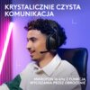 Na zdjęciu widoczne są czarne, bezprzewodowe słuchawki nauszne z mikrofonem, a w tle znajduje się fioletowe oświetlenie. Na zdjęciu umieszczono tekst: "KRYSTALICZNIE CZYSTA KOMUNIKACJA" oraz "MIKROFON 16 kHz Z FUNKCJĄ WYCISZANIA PRZEZ OBROCENIE".