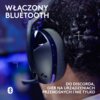 Zbliżenie na czarne, bezprzewodowe słuchawki nauszne z widocznym logo producenta. Na zdjęciu znajduje się tekst: "WŁĄCZONY BLUETOOTH" oraz "DO DISCORDA, GIER NA URZĄDZENIACH PRZENOŚNYCH I NIE TYLKO".