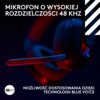 Na zdjęciu widoczne są czarne, nauszne słuchawki z mikrofonem, oświetlone czerwonym i niebieskim światłem. Na górze znajduje się tekst: "MIKROFON O WYSOKIEJ ROZDZIELCZOŚCI 48 KHZ", a na dole: "MOŻLIWOŚĆ DOSTOSOWANIA DZIĘKI TECHNOLOGII BLUE VO!CE".