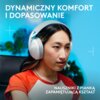 Osoba nosi białe, bezprzewodowe słuchawki nauszne na tle niebieskiej ściany z rośliną. Na zdjęciu widnieje tekst: "DYNAMICZNY KOMFORT I DOPASOWANIE" oraz "NAUSZNIKI Z PIANKĄ ZAPAMIĘTUJĄCĄ KSZTAŁT".