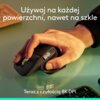 Na zdjęciu widoczna jest ręka trzymająca mysz komputerową na szklanej powierzchni, z tekstem: "Używaj na każdej powierzchni, nawet na szkle. Teraz z czułością 8K DPI".