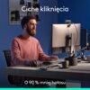 Mężczyzna siedzi przy biurku, używając myszy komputerowej i patrząc na monitor. Na zdjęciu widoczny jest tekst: "Ciche kliknięcia" oraz "O 90% mniej hałasu".